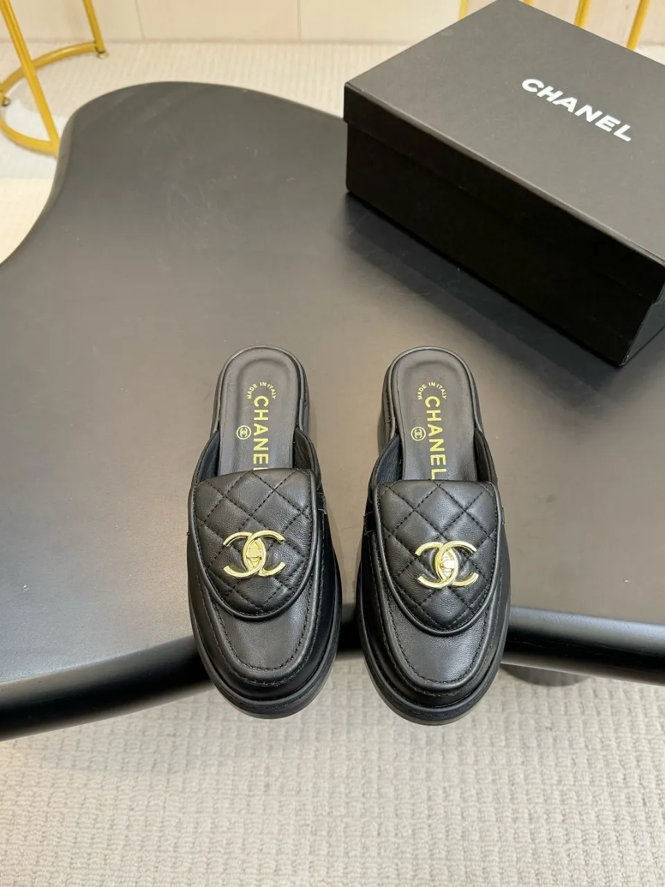 👟👟Ex-factory price 480👟👟 Xiaoxiang official website synchronizes the high version of CHANEL 2025 Chanel top buckle open-heeled shoes. The must-have hot style for early spring, the goddess series, has the elegant and ladylike temperament of Xiangjia, super attractive, irresistible, and heart-warming... ▪️The upper is imported sheepskin ▪️The lining is imported sheep lining (the same as the original version) ▪️Original model open version, genuine leather outsole🇮🇹 ▪️Standard size 35- 41 42 Customized, non-returnable